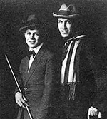 Анатолий 
Мариенгоф 
(справа) 
и Сергей Есенин. 
1919. Москва.